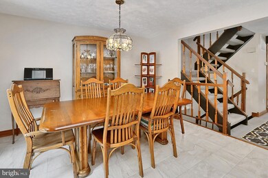 8114 Parkdale Ct, Springfield, VA 22153 - photo 5