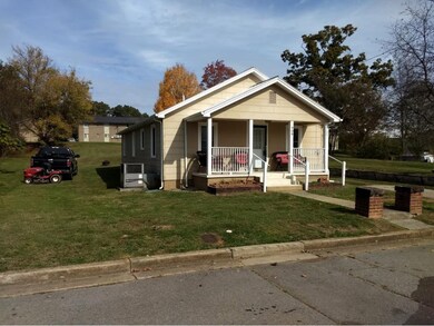 908 Hopson St, Johnson City, TN 37601 - photo 2