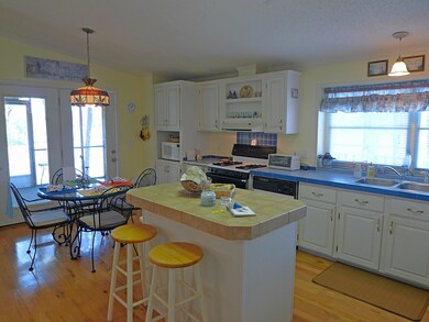 Kitchen and Breakfast
