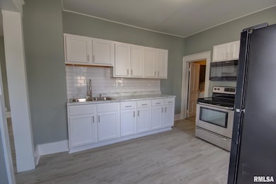 2312 W 1st St, Davenport, IA 52802 - photo 6