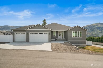827 S Mary Ave, East Wenatchee, WA 98802 - photo 2