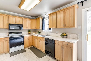 208 Myrtle Dr, Hurst, TX 76053 - photo 6