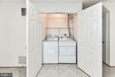 2449 Clover Field Cir, Herndon, VA 20171 - photo 5