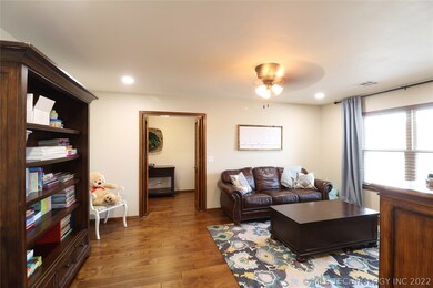 2608 Chapel Hill Rd, Bartlesville, OK 74006 - photo 3