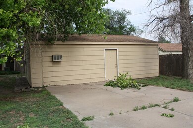 911 S Harrison St, Hugoton, KS 67951 - photo 4