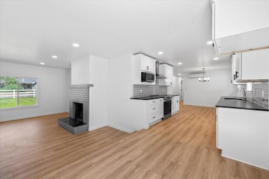 6 - Kitchen & Family