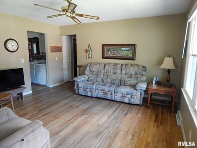 2317 W 36th St, Davenport, IA 52806 - photo 2