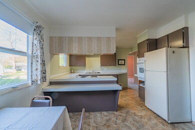 Kitchen & Dining