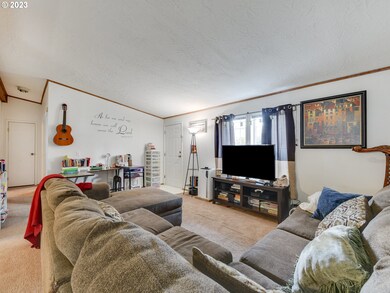 Living Room/Entrance