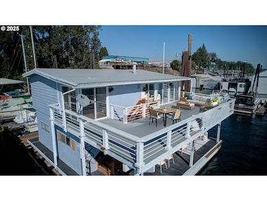 300 NE Tomahawk Island Dr unit E10, Portland, OR 97217 - photo 2