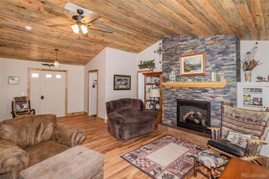 The Great Room/Living Room features attractive ton