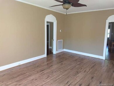 ROOMY LIVING ROOM
