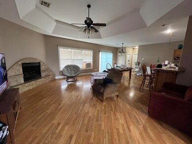 607 Howard Living Rm 3