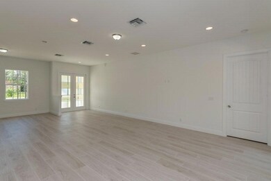 04_17519tangerineblvd_148_FoyerLivingRoo