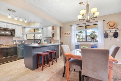 CASUAL AND BREAKFAST BAR DINING