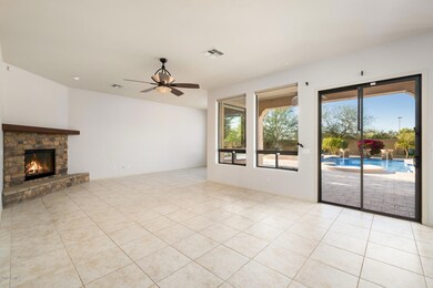 Living Room w Gas Fireplace