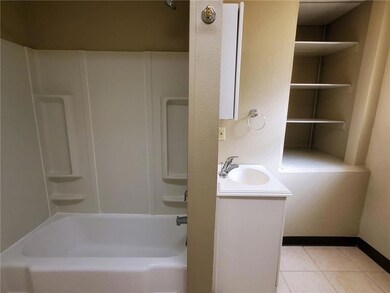 Bathroom apt 1