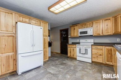 2134 Dorchester Ct, Davenport, IA 52807 - photo 3