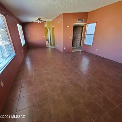 LARGE LIVING ROOM