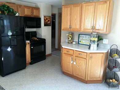 Kitchen. Oak Cabinetry