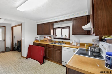 1021 N Nebraska Ave, York, NE 68467 - photo 3