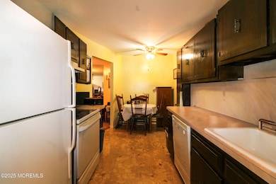 24 Meadow Green Cir unit A, Manalapan, NJ 07726 - photo 5