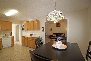 breakfast nook to kitchen2