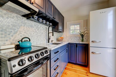 27 Brewster St unit 2, Provincetown, MA 02657 - photo 3