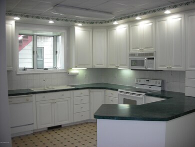 627 W Diamond Ave, Hazleton, PA 18201 - photo 6