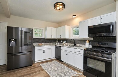 2416 E 38th Ct, Des Moines, IA 50317 - photo 5