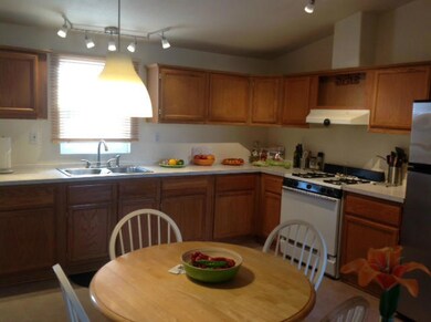 Kitchen w table