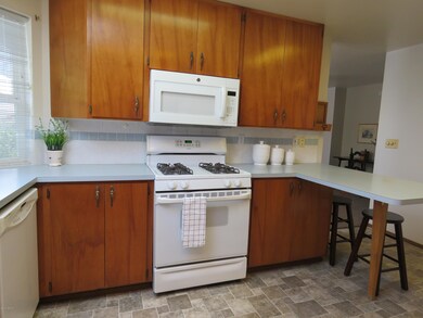 Fully applianced kitchen w/ eating bar!