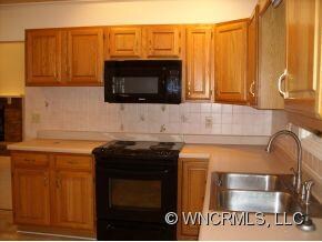 Kitchen w/like new range