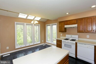 10610 Alison Dr, Burke, VA 22015 - photo 5