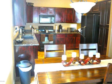 WW - Eat In Kitchen Black Appliances