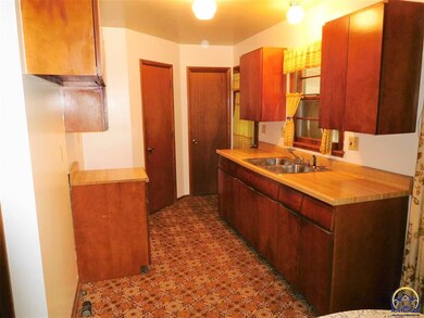 214 SW 40th Terrace, Topeka, KS 66609 - photo 5