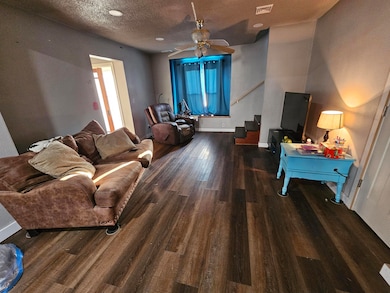 419 2nd st., Anderson-living rm