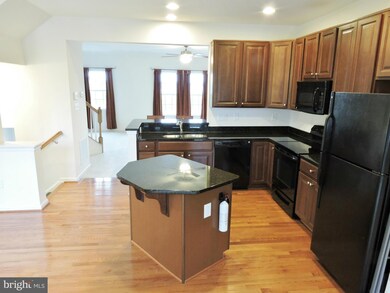 571 Lord Fairfax St, Charles Town, WV 25414 - photo 7