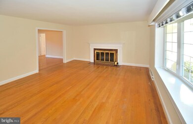 502 W Taylor Run Pkwy, Alexandria, VA 22314 - photo 2