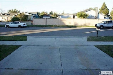 Front of the house has no neighbor with lots of street parkings.