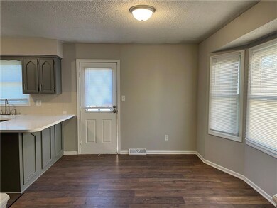 404 N Washington St, Raymore, MO 64083 - photo 4