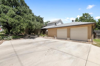317 W San Antonio St, Fredericksburg, TX 78624 - photo 6