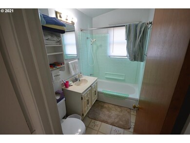 1712 Roberts St, the Dalles, OR 97058 - photo 5