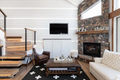 chateau_tremonte_9_interior_living_c-min