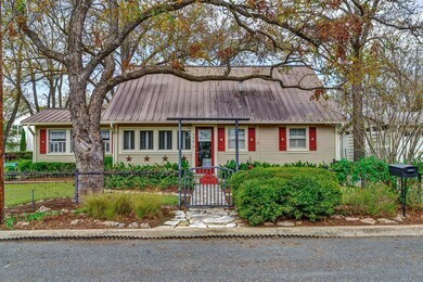 504 N Pecan St, Fredericksburg, TX 78624 - photo 3