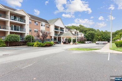 Foxhill Manor unit CT114, Norwood, NJ 07648 - photo 2