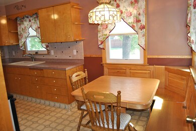 Hins_Kitchen2<|><|>