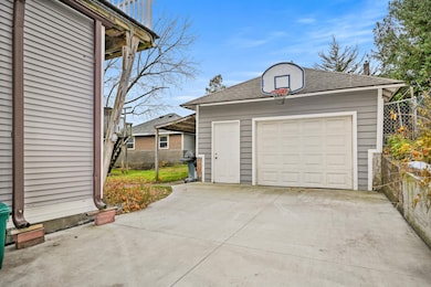 1018 W 5th St, Dubuque, IA 52001 - photo 3