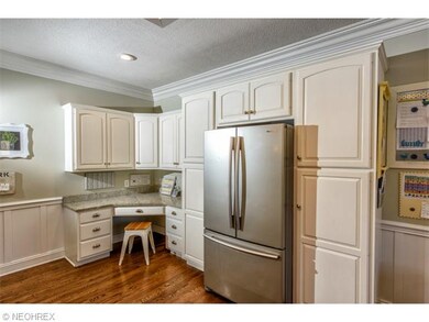 Spacious kitchen with built in desk, granite count