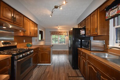 KITCHEN/EAT IN DINING AREA